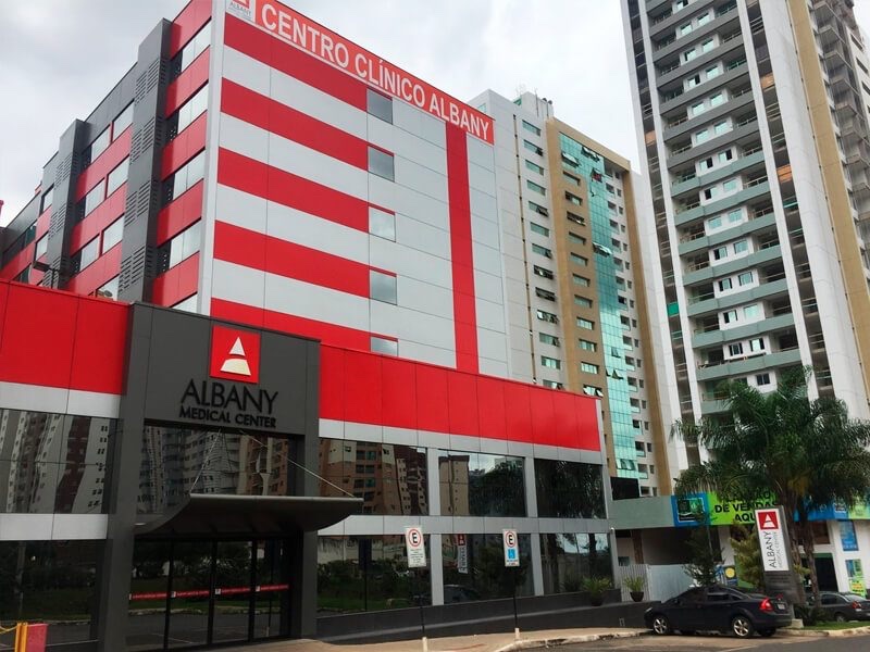 Fachada do Albany Medical Center, onde fica a clínica