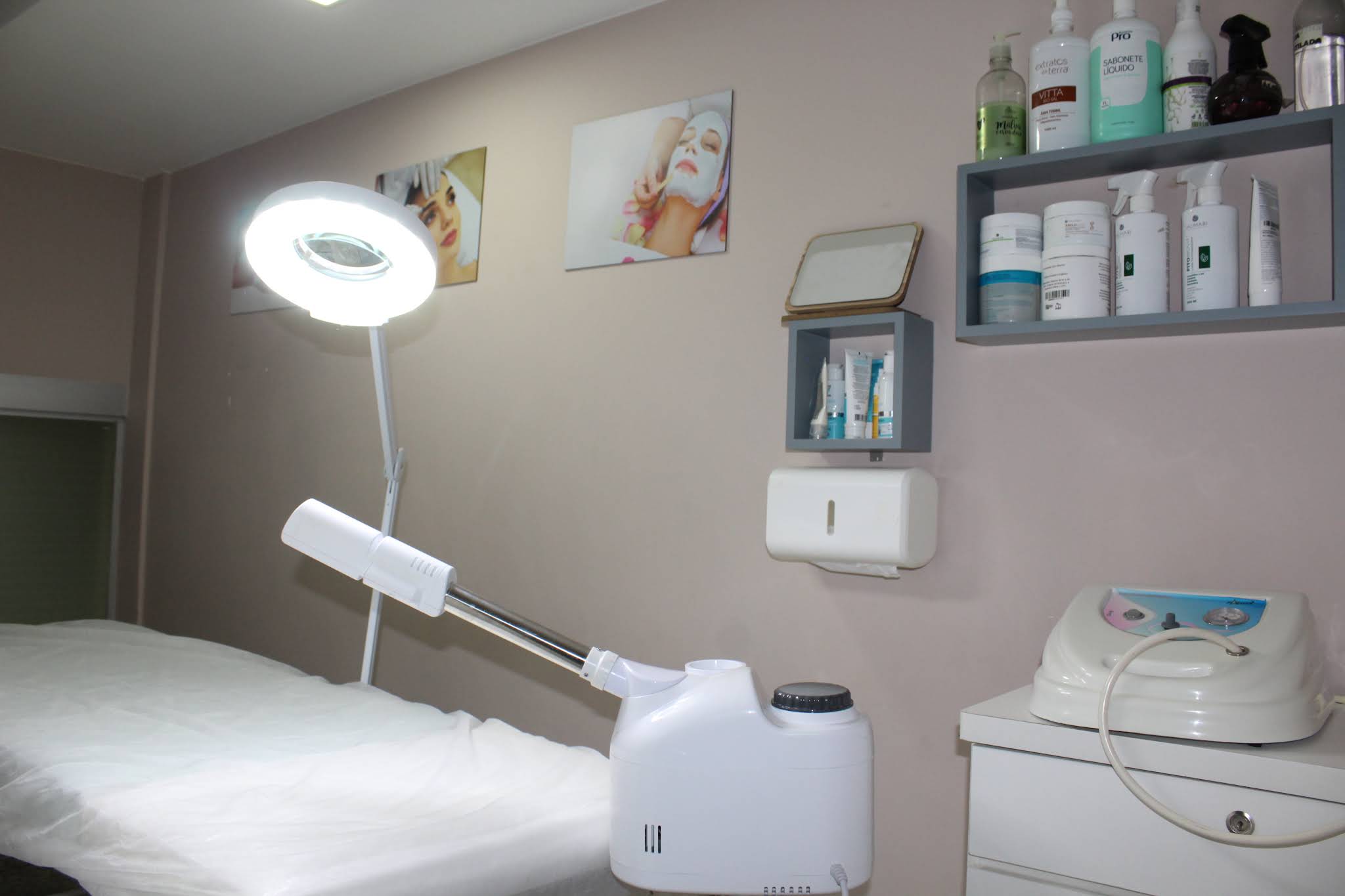 Sala de atendimento com maca e equipamentos de estética